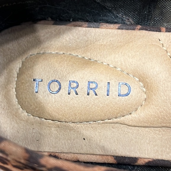 TORRID Mesh Scalloped leopard Flat 9 WW) - Picture 7 of 11